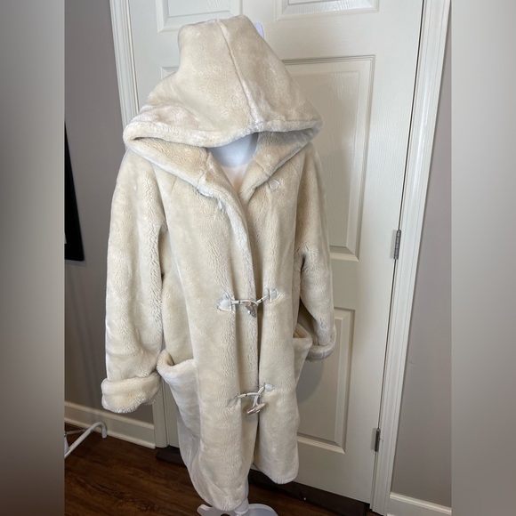 Vintage Marvin Richard Cozy Cream Faux Fur Coat - Picture 3 of 15